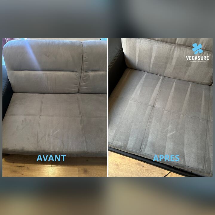 Canapé convertible gris en microfibre marqué de traces avant nettoyage, assise nette après