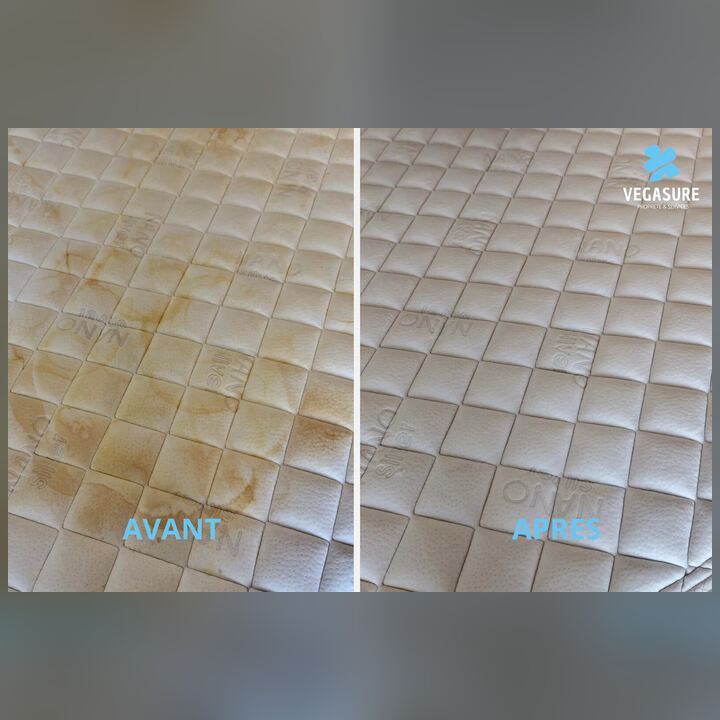 Matelas fortement taché de transpiration avant nettoyage, surface propre après nettoyage Vegasure