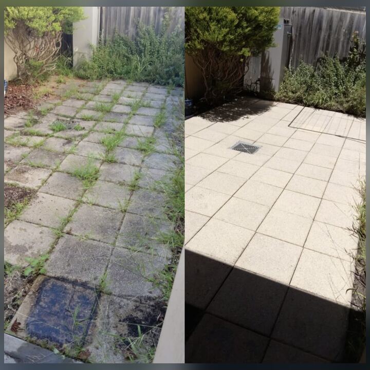 Dalles de terrasse envahies de mousse et d'herbes avant nettoyage, dalles claires et dégagées après
