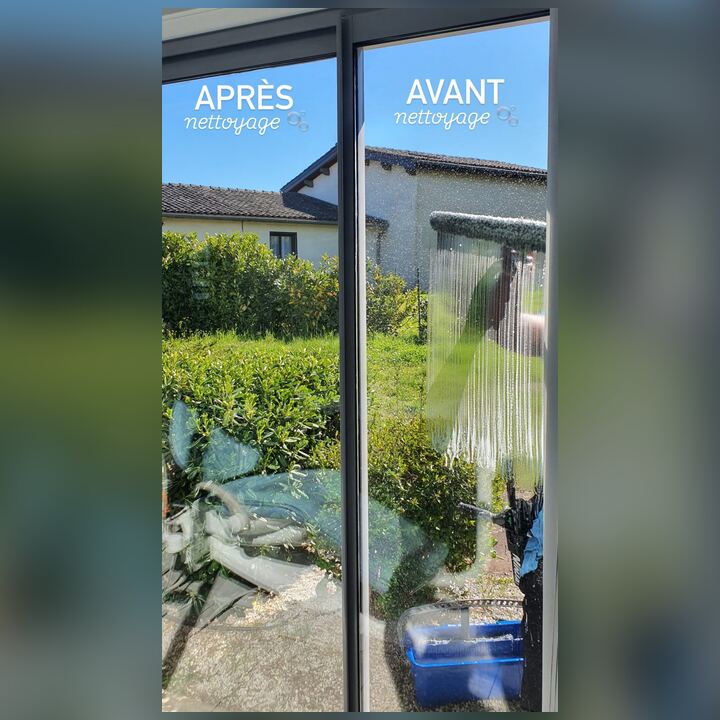 Comparaison d'une baie vitrée avant et après nettoyage Vegasure, vue nette sur le jardin
