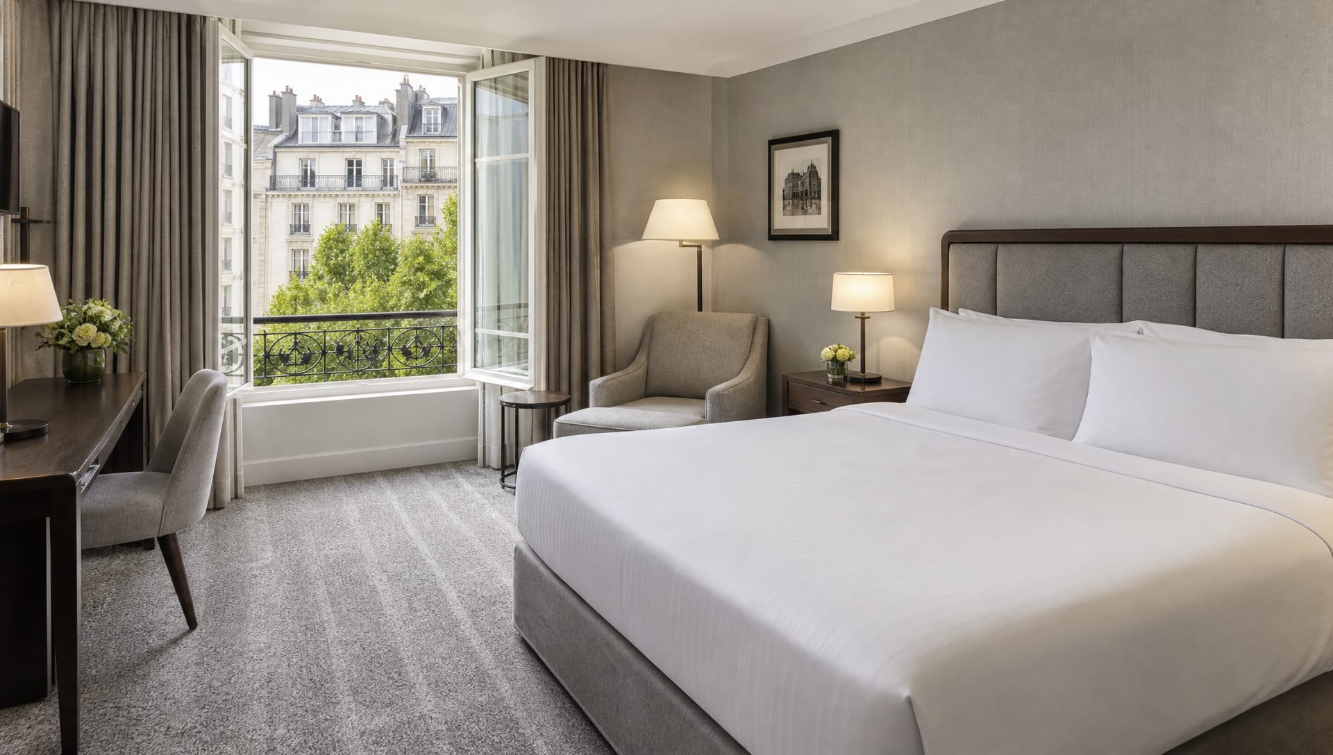 Chambre d'hôtel propre et prête à accueillir un client, lit fait et sol aspiré
