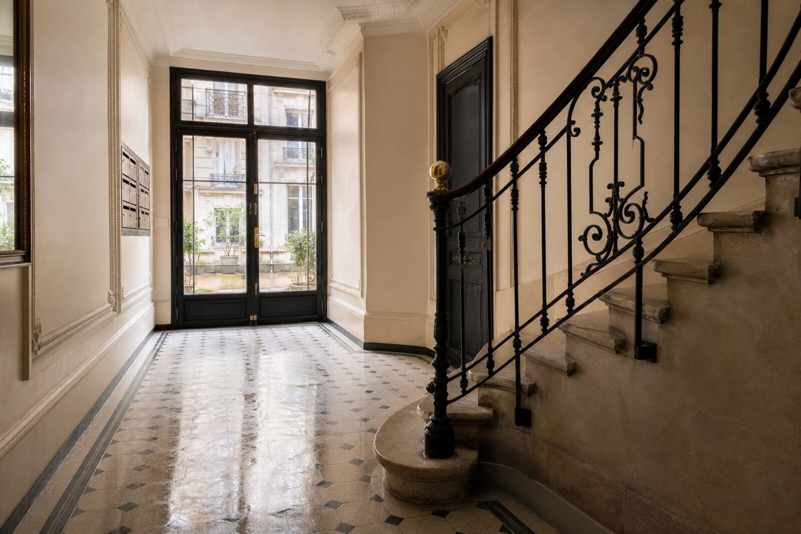 Hall et cage d'escalier d'un immeuble parisien propres après le nettoyage des parties communes