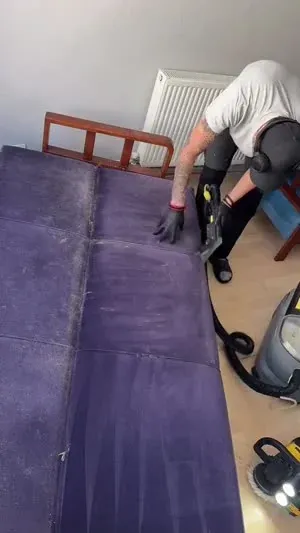 Vidéo : Nettoyage d’un canapé violet