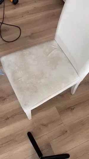 Vidéo : Brossage d’une chaise en tissu clair