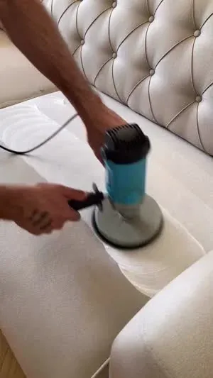 Vidéo : Brossage d’une assise capitonnée