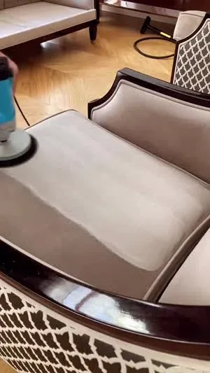 Vidéo : Brossage d’un fauteuil en tissu