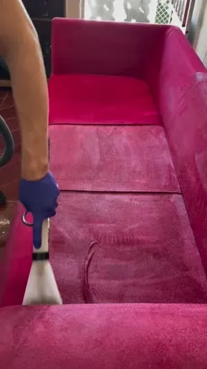 Vidéo : Injection-extraction sur un canapé rose