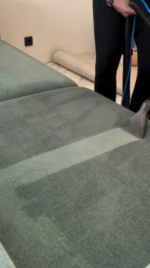 Vidéo : Passage du suceur sur un canapé gris