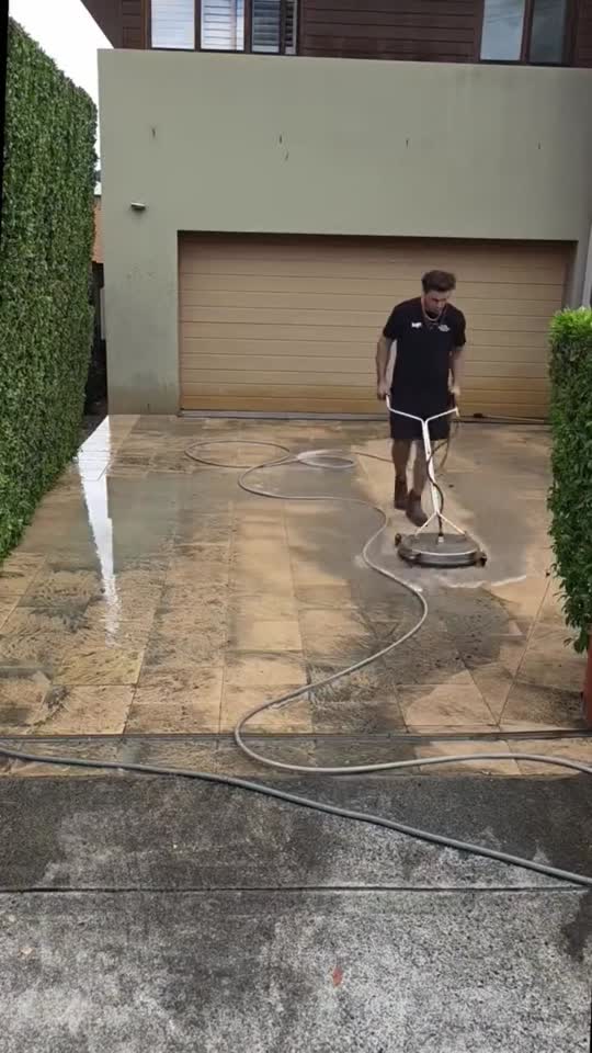 Vidéo : Terrasse dallée au nettoyeur rotatif