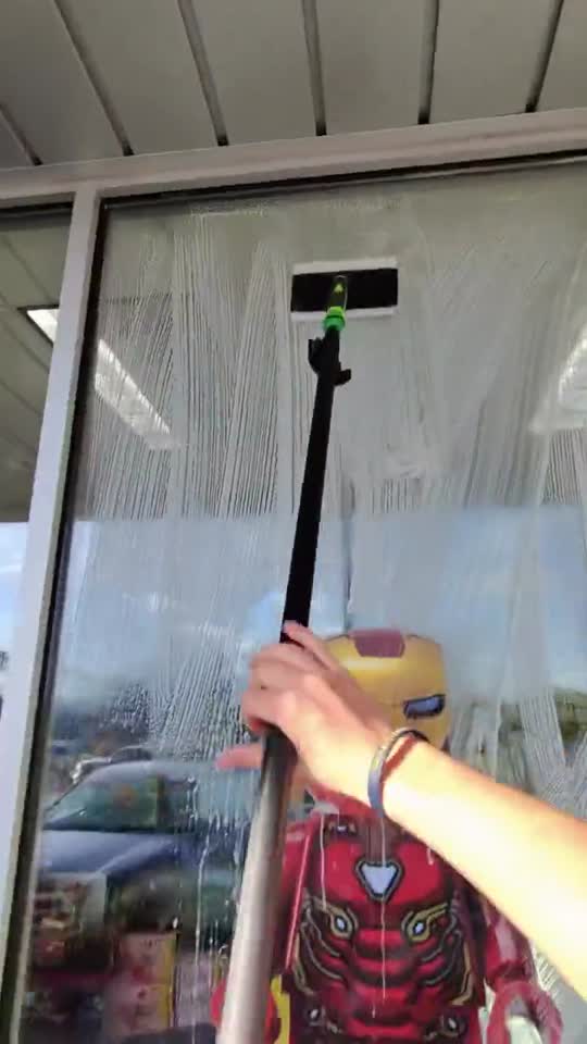 Vidéo : Vitrine de commerce à la perche